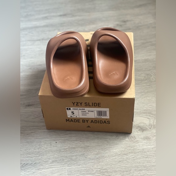 Yeezy Slides (Flax) NWT - Picture 11 of 13